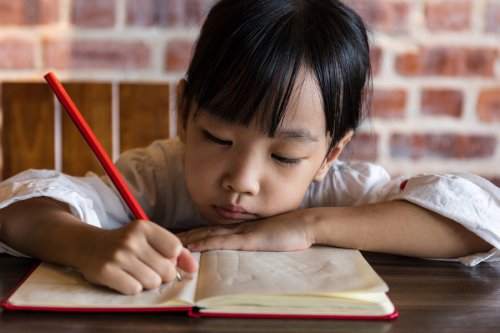 ¿Es bueno que los niños hagan deberes en el verano?