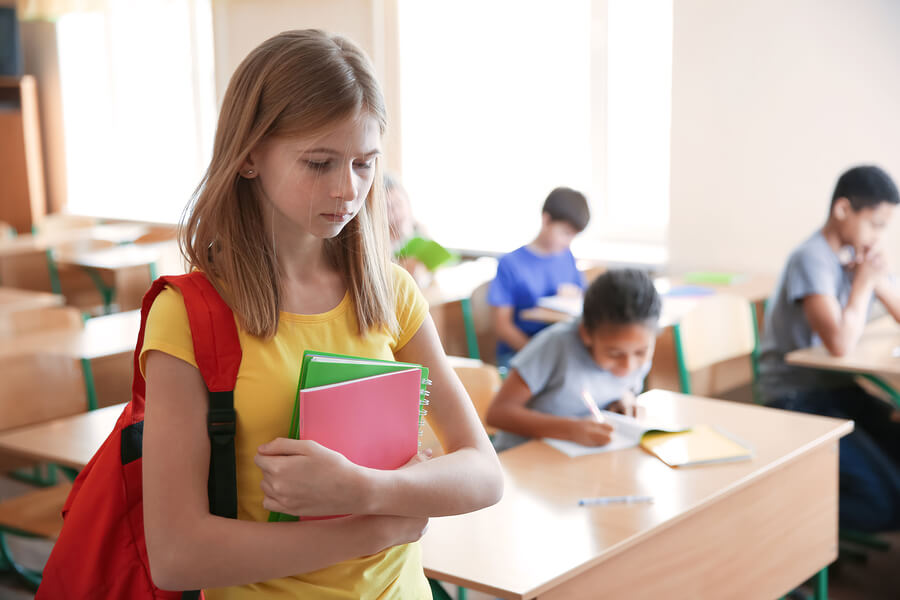 El cambio de colegio a los niños puede generarles estrés por sentirse solos y aislados.