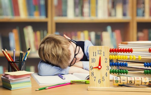 Niño aburrido en la hora de estudio.