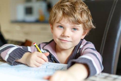 Apprendre aux enfants à faire leurs devoirs tout seuls est bon pour leur autonomie.