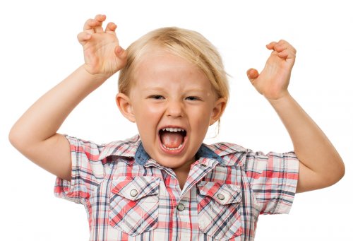 Niño con síndrome de Tourette gritando.