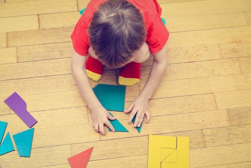 Entre los entretenimientos para niños de 2 años, los rompecabezas son grandes opciones.