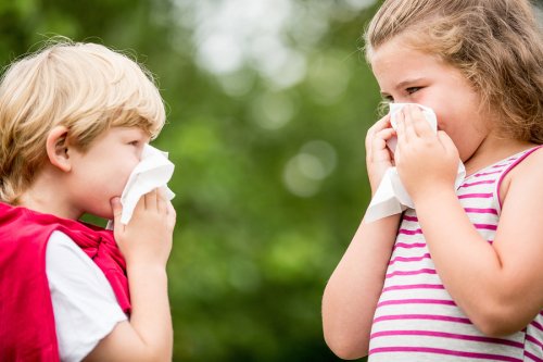 Sonarse la nariz demasiado fuerte puede causar un sangrado de nariz.