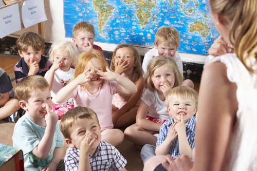 En las guarderías para bebés y niños, ellos aprenden cuentos, canciones y bailes y comparten con los otros niños.