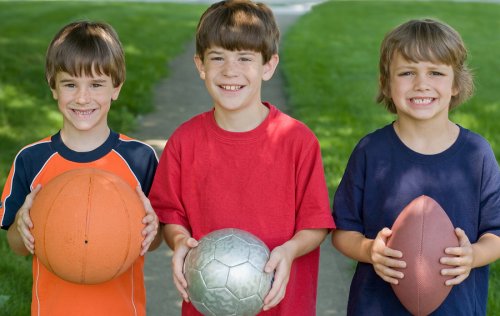 Los juegos al aire libre para niños tienen a los balones como actores centrales.