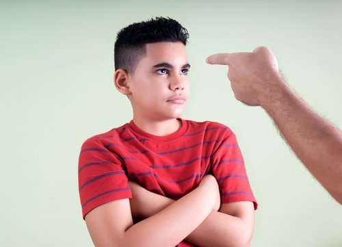 Niño siendo castigado por su tutor legal.