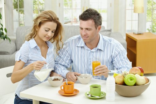 La alimentación saludable contribuye a la fertilidad del hombre y la mujer.