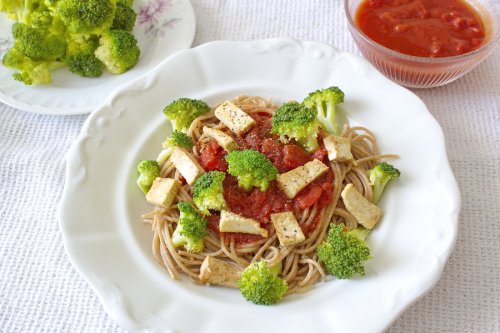 Las ideas para cocinar con pasta incluyen verduras nutritivas como el brócoli.