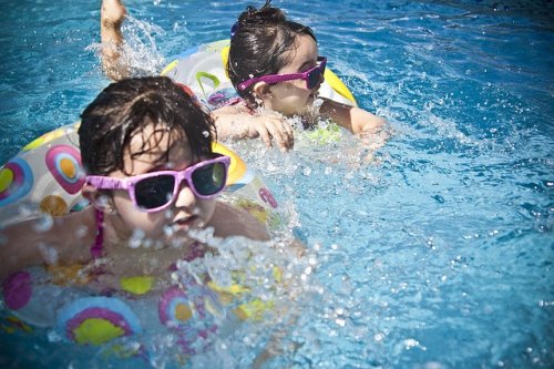 Las gafas de sol para niños deberían ser un elemento indispensable para su protección.
