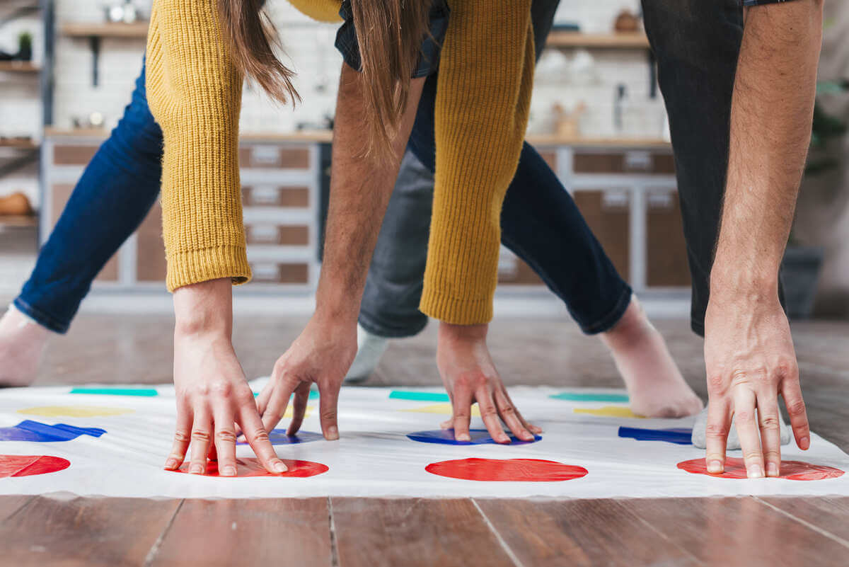 Personas jugando twister.