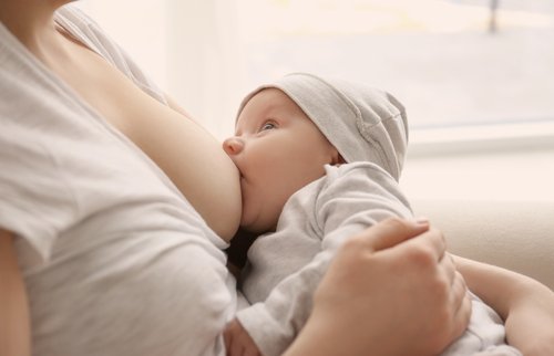 Es recomendable evitar recostar totalmente al bebé durante la lactancia.