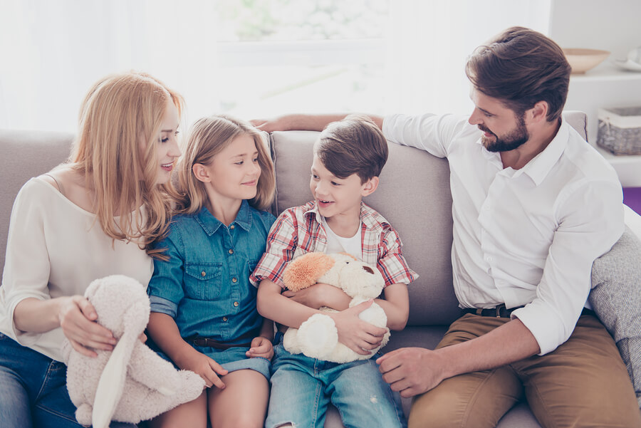 Les traditions familiales se transmettent au fil du temps.