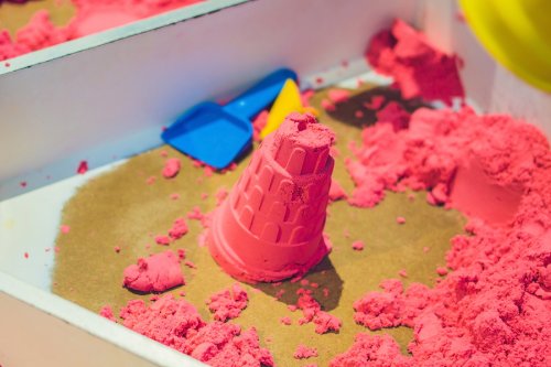 La arena moldeable para niños es una gran opción para jugar en interiores.