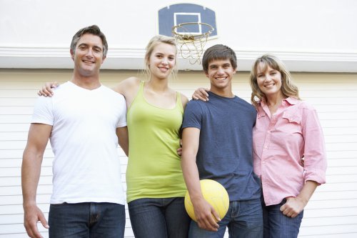 El baloncesto es una excelente alternativa para hacer deporte con tus hijos.