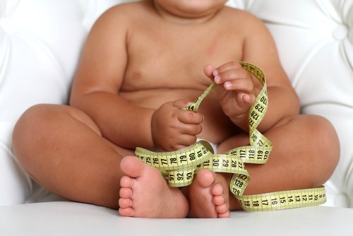 Bebé con sobrepeso que, probablemente, se necesite poner a dieta.
