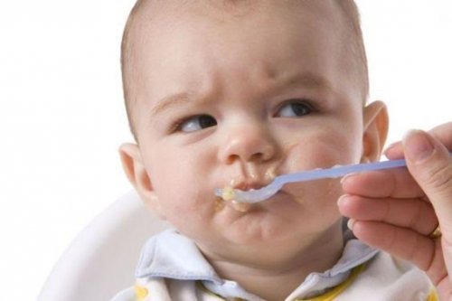 Las alergias alimentarias comunes en bebés se vinculan a reacciones del sistema inmunológico del niño y se producen en rechazo a sustancias que están presentes en los alimentos que consume.