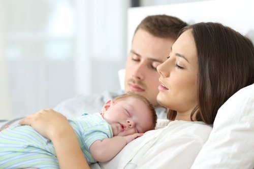 ¿Debemos dejar a los bebés dormir en la cama de los padres?
