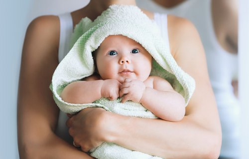 La higiene es clave para evitar el acné en los recién nacidos.