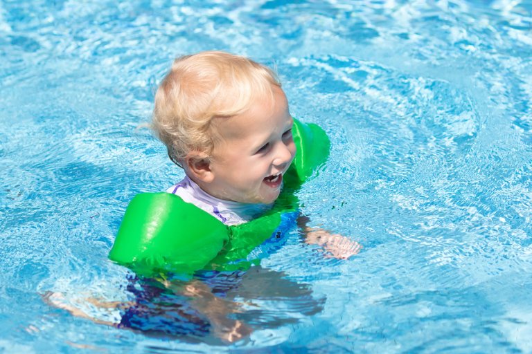 11 cosas que debes llevar a la piscina para tu bebé - Eres Mamá