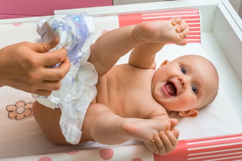 Otra manera de determinar cuándo es tiempo de cambiar la talla del pañal al bebé es analizando cuán ajustado le queda.
