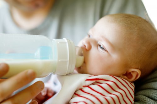 La cantidad de leche debe tomar el bebé varía según cada pequeño.