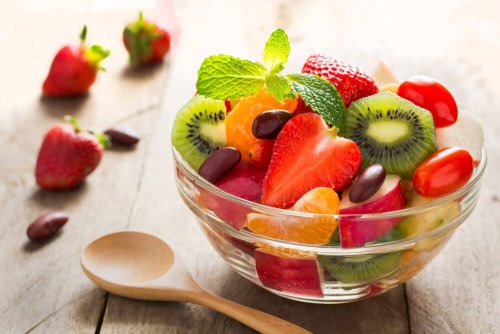 Las ensaladas de frutas son una opción refrescante para los niños en verano.