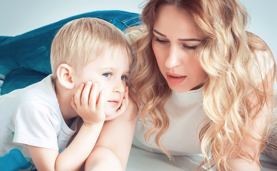 Responder las preguntas más comunes de los niños debe hacerse con paciencia y claridad.