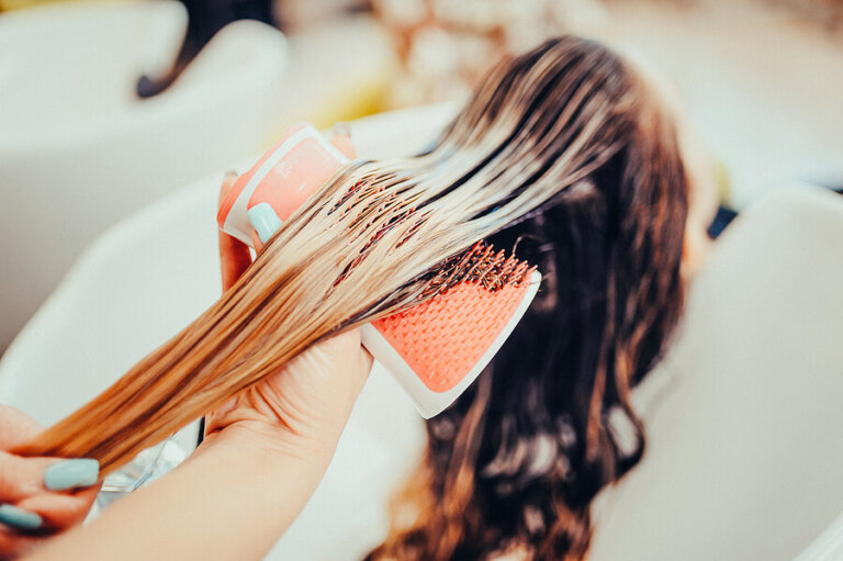¿Se puede teñir el pelo durante la lactancia?