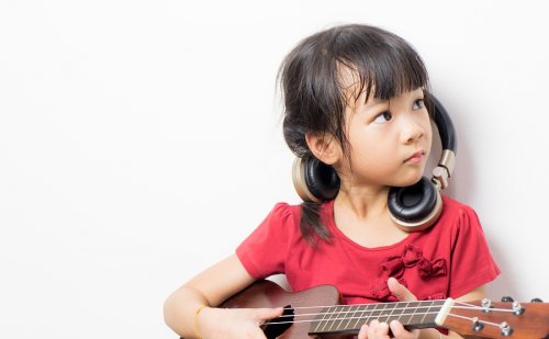 Tocar un instrumento durante la infancia promueve el desarrollo de la creatividad y los sentidos.