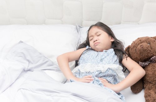 El colon irritable en niños puede provocarle dolores intestinales fuertes.