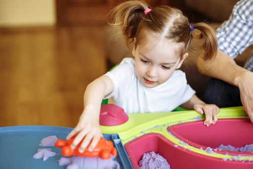 Jugar con arena moldeable para niños es sumamente positivo para su desarrollo.