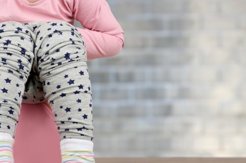 La cistitis en niñas puede provocar dolor al orinar.