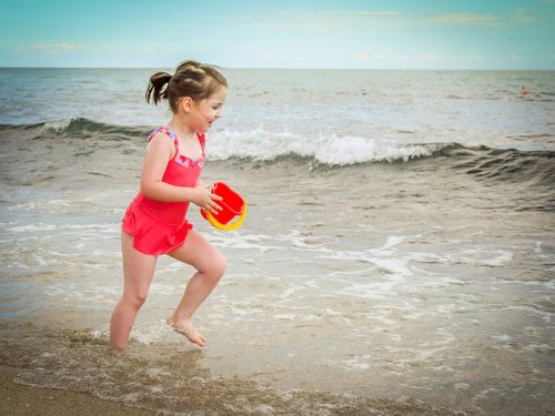 La arena moldeable para niños es muy similar a la arena mojada.