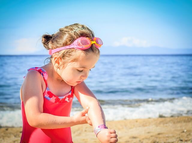 Bebés y niños: ¿Cuándo empezar a utilizar protector solar?