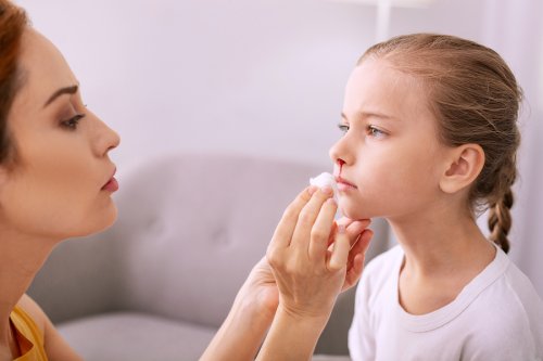 A mi hijo le sangra mucho la nariz. ¿Qué debo hacer?
