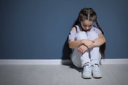 El maltrato psicológico en niños incide negativamente en su salud emocional.