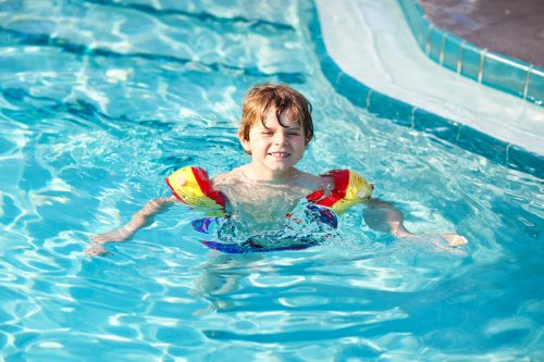 Las normas de seguridad para ir a la piscina con niños incluyen el uso de flotadores.