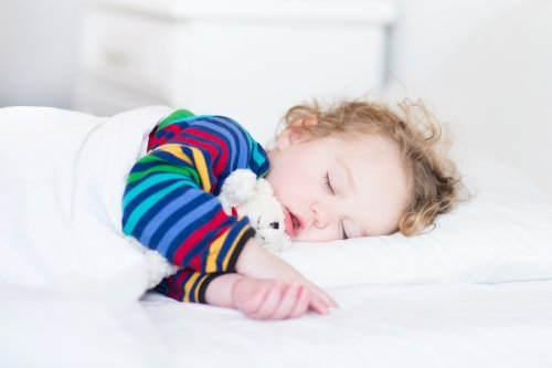No existen reglas definitivas acerca de hasta cuándo deben echarse la siesta los bebes.
