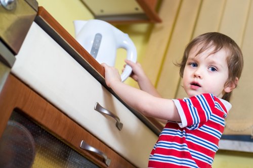 Mantener la calma y aplicar agua fría es lo primero si mi hijo se ha quemado en la cocina.