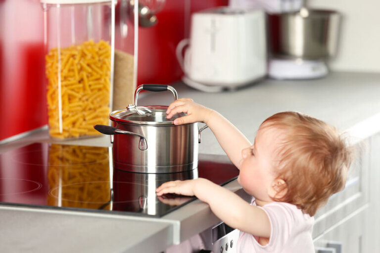 Qué hacer si mi hijo se ha quemado en la cocina