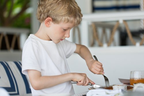 Con la práctica, los niños aprenden a usar cuchillo y tenedor.