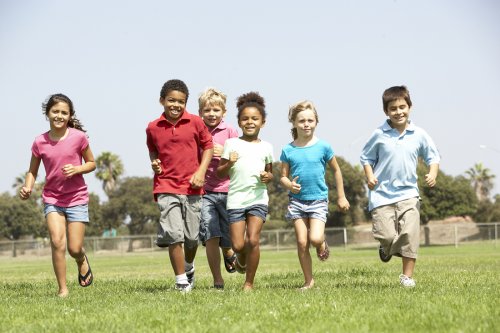 Los juegos recreativos para niños pueden brindarles horas de diversión con amigos.