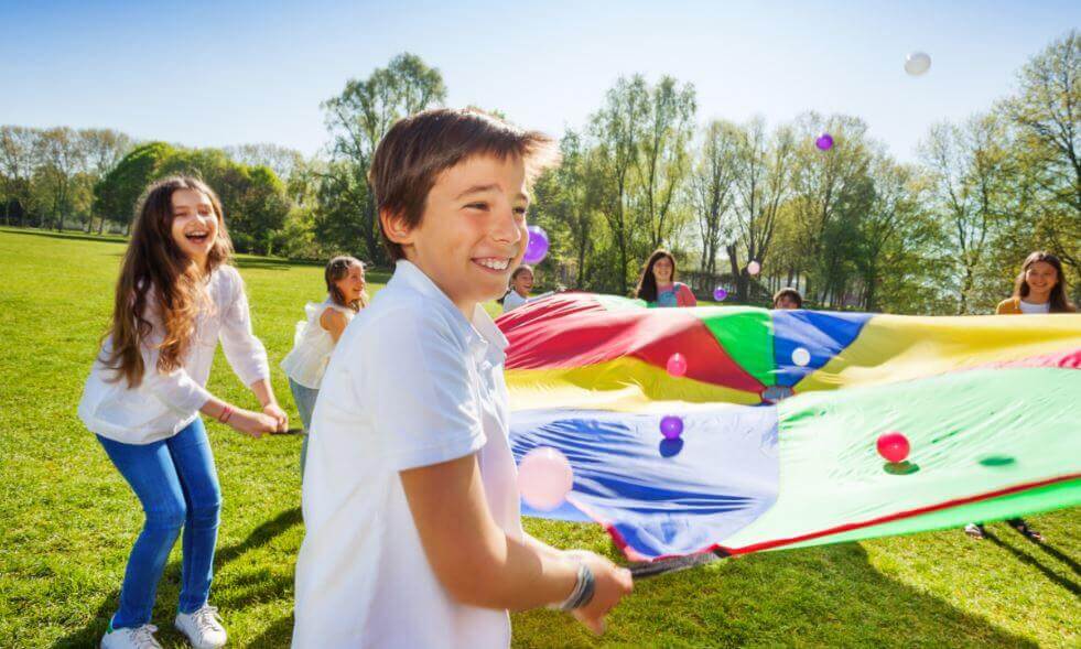 ¿Por qué es bueno que los niños jueguen al aire libre?
