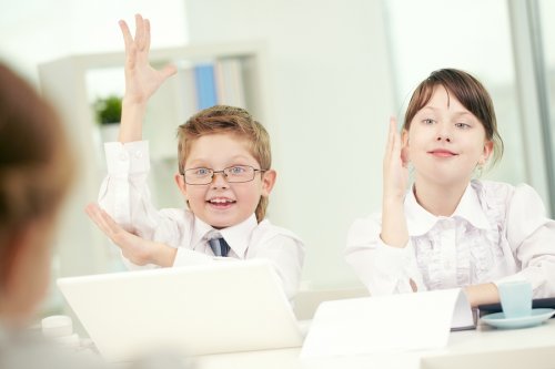 Esperar su turno para hablar es uno de los aspectos de enseñar a los niños a ser educados.