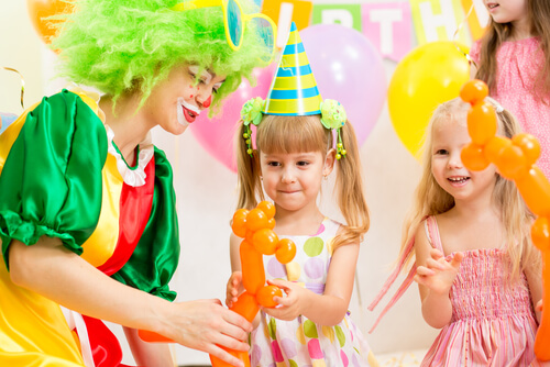 Los cuidadores y los animadores están presentes en las fiestas temáticas para niños.