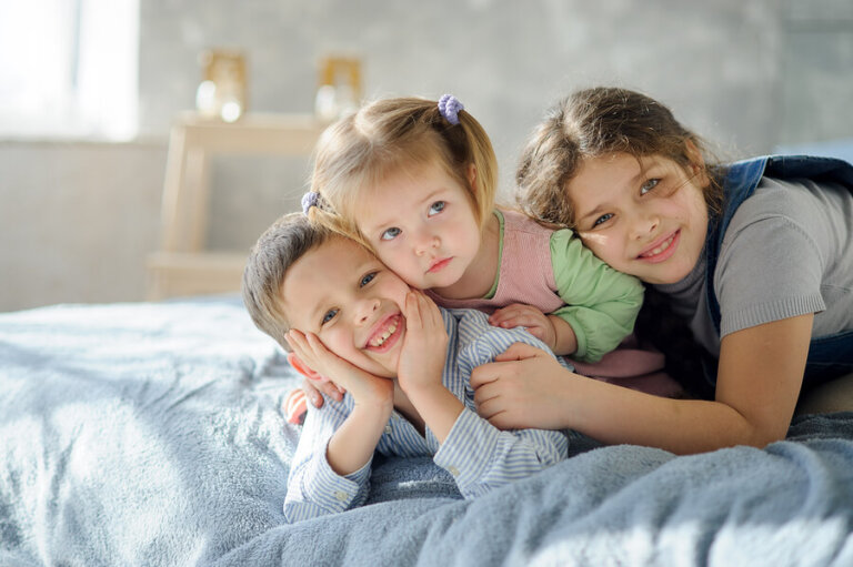 6 consejos para organizar las habitaciones con 3 hermanos