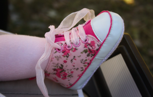Las modas de verano para bebés incluyen zapatos frescos y cómodos.