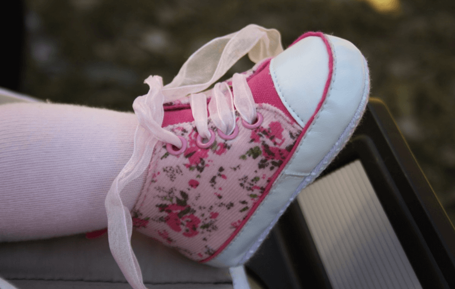 El tipo de calzado que se debe colocar a los niños pequeños.