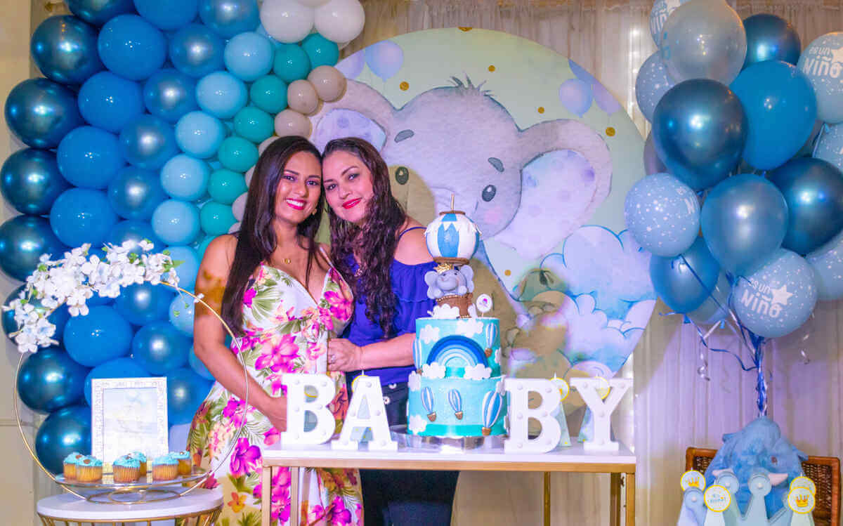 Mesa con globos para celebrar un baby shower.