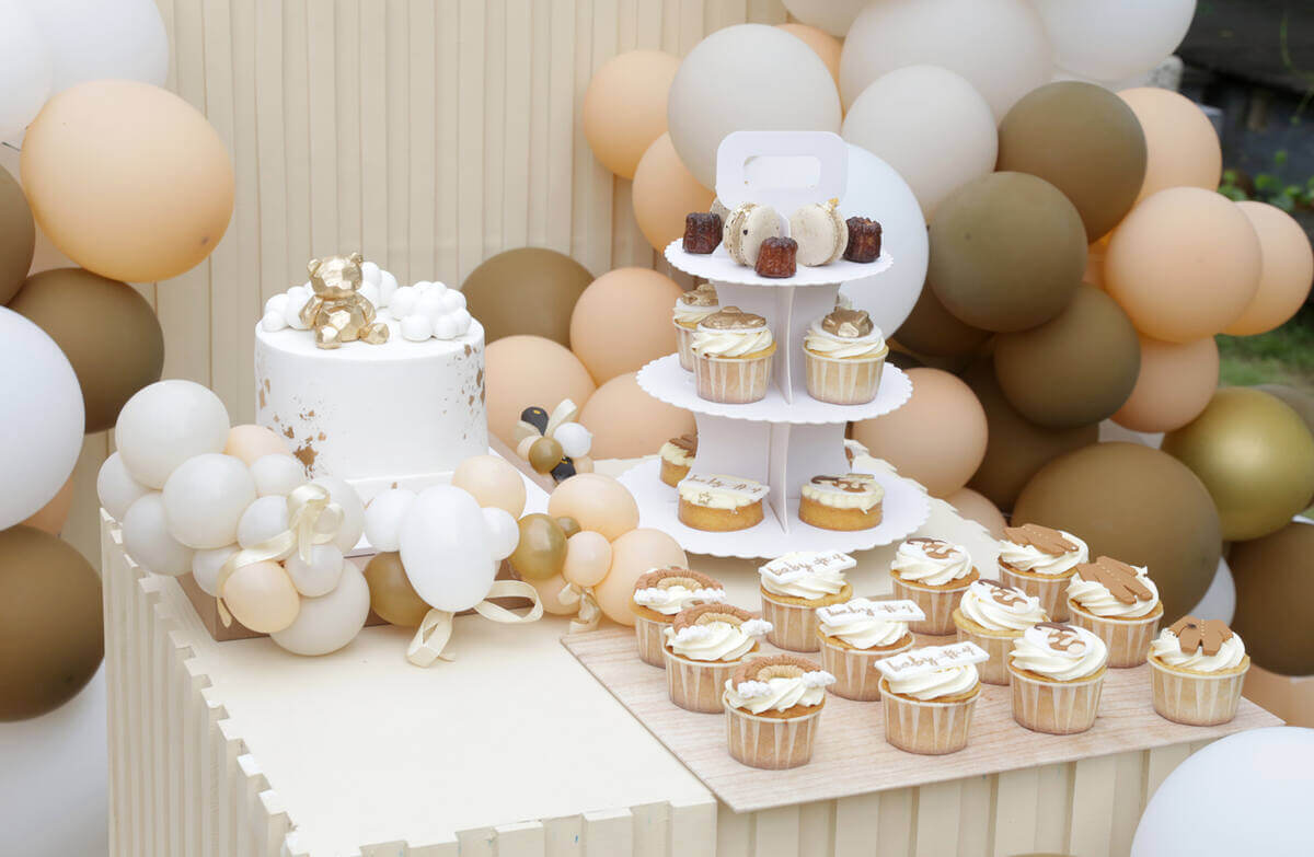 Baby shower con globos de colores marrones claros